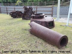 大根山公園

島内各地から運ばれてきた残骸です。
手前から大日本帝国陸軍四五式二十四糎榴弾砲の砲身、大日本帝国陸軍九七式中戦車の砲塔部、大日本帝国海軍九六式二十五粍高角機銃です。
最後尾は戦争遺物ではないヤンマーディーゼルN16型エンジンです。


大根山公園：https://corp.tokyo-islands.com/spot/s1000032/
四五式二十四糎榴弾砲：https://ja.wikipedia.org/wiki/%E5%9B%9B%E4%BA%94%E5%BC%8F%E4%BA%8C%E5%8D%81%E5%9B%9B%E7%B3%8E%E6%A6%B4%E5%BC%BE%E7%A0%B2
九七式中戦車：https://ja.wikipedia.org/wiki/%E4%B9%9D%E4%B8%83%E5%BC%8F%E4%B8%AD%E6%88%A6%E8%BB%8A
九六式二十五粍高角機銃：https://ja.wikipedia.org/wiki/%E4%B9%9D%E5%85%AD%E5%BC%8F%E4%BA%8C%E5%8D%81%E4%BA%94%E7%B2%8D%E9%AB%98%E8%A7%92%E6%A9%9F%E9%8A%83
ヤンマーディーゼル：https://ja.wikipedia.org/wiki/%E3%83%A4%E3%83%B3%E3%83%9E%E3%83%BC