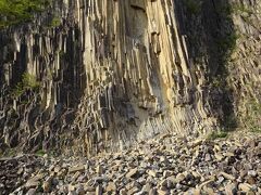 材木岩（誕生は何百年前という太古で、地表近くにマグマが噴出し長い時間をかけて冷え固まった事で形成された火山岩です。材木岩は木材が並んだようにみえる断面から付けられました。断面は柱状節理と呼ばれる断面です。（幅は約１００ｍ　高さは約６５ｍで２０Ｆのマンション位です。）手前の崩れた岩は東日本大震災で崩れました。