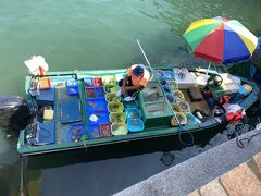 シーフードで有名な西貢。海沿いのプロムナードでは、小船が横付けされ、新鮮な魚が売られてます。
