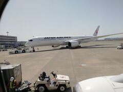 羽田空港に着くと、A350(JA06XJ)がプッシュバックされてました。
秋田行きの飛行機の乗り継ぎ時間は25分です。乗り継ぎではスポットが遠いからか、送迎車が用意されました。