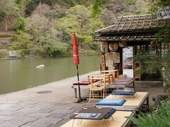 ●嵐山公園亀山地区

川べりの良い感じのお店です。
開ける準備をされていました。