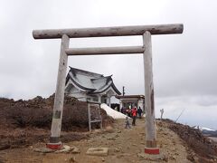 刈田岳山頂の刈田嶺神社（奥宮）