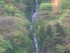 白糸の滝（日本の滝１００選の一つです。「奥の細道」の芭蕉もこの滝を句に読んでいます。最上峡には最上４８滝という滝群がありますが、西端にある白糸の滝はその中で最大です。赤い不動堂・鳥居が見えます。）