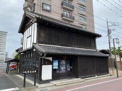 毛塚記念館。
国の有形文化財に登録されています。