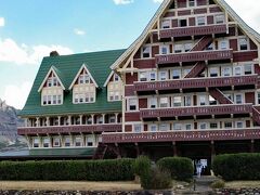グレイシャー国立公園の見学を済ませ、米国/カナダ国境を越えて、今夜のホテルを予約しているウオータートン湖に到着しました。湖畔に建つ立派なホテルは、プリンス・オブ・ウエールズ・ホテル(Prince of Wales Hotel)で、湖を見下ろせる高台に建てられている高級ホテルです。景観を引き立てているホテルとして、ウオータートン国立公園を紹介するパンフレットや写真にも登場する有名ホテルです。

人気が高く、夏季の予約が取りづらいことでも知られています。宿泊費も結構高額です。我々のホテルは、ここではありません。
近くにあるもっと安いホテルが宿泊ホテルで、この場所は見学だけで済ませました。