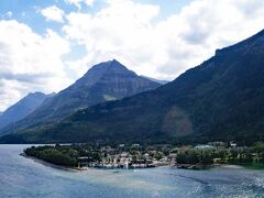 プリンス・オブ・ウエールズ・ホテルのテラスから眺めたウオータートン湖(Upper Waterton Lake）の景観。観光案内の写真で目にする光景です。