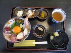 大三島に渡り、よし川で海鮮丼定食（1400円）をいただく。