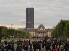 エッフェル塔から見えるシャン・ド・マルス公園。奥手前の背の低い建物は世界遺産の旧陸軍士官学校のエコール・ミリテール。ナポレオンも学んだそうです。時間がなく近くには行けず。