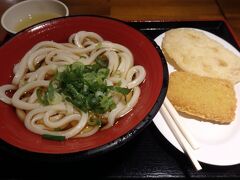 参道にあるさぬきうどん屋「てんてこ舞」でお昼にしました。
さぬきうどんシンプルで食べ飽きない

セルフ形式です、店内がとても広いので安心だし、ゆっくり食べられます。
２階もあり、たぶん通常は団体ツアーの食事とかも対応しているのかなという広さです。