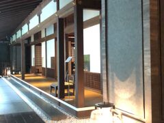 チェックイン前にお誕生日のお祝いを。リッツカールトン京都ののイタリアンでランチです。食後お会計の時間はチェックインの3時を過ぎていたので、GO TOの地域クーポンを利用できました。ラッキー。今回のコースにはピエールエルメのマカロンも付いているものでしたので、お留守番の娘におみやげにします。リッツカールトン京都は元ホテルフジタの跡に建っていますが、この奥にある和室、明治41年に建てられた藤田さんの別邸を移設したものなのです。