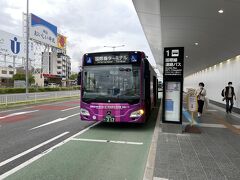 まずは福岡空港から。国際線駐車場に車を置いて、シャトルバスで国内線ターミナルへ。
連接バスが導入されていますが、国際線はほとんど飛んでいないので、空港関係者しか乗っていません。