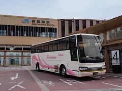 新高岡駅には、8時39分に到着。
北陸新幹線の開業により生まれた新しい駅で、この駅で降りるのは初めてである。
駅前は殺風景で、いかにも新しく作った感じが色濃く漂っていた。
ここからは、9時発の加越能バスの白川郷経由高山バスセンター行の高速バスに乗車した。