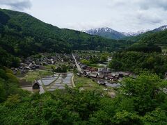 荻町城跡展望台までは3分ほどだった。
降りてすぐの場所に、食事処城山天守閣があり、その敷地内に天守閣展望台があった。
先客が一人いたが、すぐに帰ってしまったので、結局、白川郷の絶景を独り占めで堪能することが出来た。