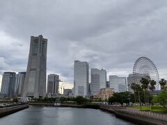 ナビオスとアパホテルの間にある万国橋はみなとみらいらしい景色が一望できる絶景スポットです☆
ドラマの撮影にもしょっちゅう使われています。
橋といっても歩道と車道のある普通の道。なのでもちろん無料。
天気がイマイチで残念ですが。夜景もキレイなのでオススメですよ～

花火大会の日は立ち止まらないようにと交通規制が入ります。