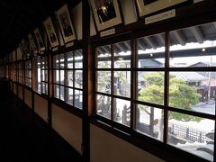 上三之町を抜けると、その先の道沿いに高山市政記念館と言う建物があったので、立ち寄ってみることにする。
入ってみたが、受付には誰もおらず、館内にも人影はなかった。
明治28年に町役場として建てられたもので、総檜造りと言う贅沢な造りで、当時では貴重なガラス窓もふんだんに使われていた。