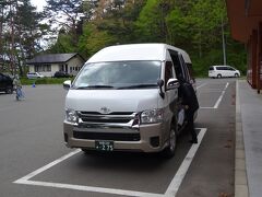 入畑温泉から東能代駅まで新しいこの車に乗ります。（運転手さんも変わります。）まず、花巻の観音山円万寺に向かいます。