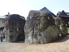 三ツ石神社（東顕寺の裏手にある神社で３個の巨大な花崗岩が立ち並びます。その三ツ石に鬼の手形伝説が岩手の名の起こりで、さんさ踊りの発祥伝説の地でもあります。）この位置から写真を撮ると３つの花崗岩が分かります。