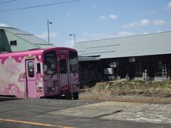 赤湯駅にて
山形鉄道フラワー長井線
名は体を表す電車

いつか乗ってみたい