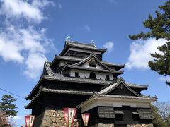 お城に着いた～！
綺麗なお城です。

丁度、旅行に出る数日前にブラタモリでお城特集をやっていたんだよね。
松江城もありました。
見てから来て良かった。＾＾ｖ

そしてブラタモリ。。。タモリ...