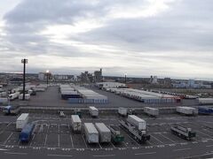 船から眺めた右舷側、苫小牧西港フェリーターミナル。
北海道で、筆者が一番多く来ている場所です。