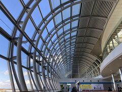 仙台空港着。
ターミナルビルの丸いフォルム、景色がよく見えていいですね。