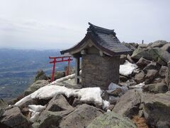 岩木山山頂の岩木山神社奥宮（この祠には３体の銅像と1体の石像が祀られています。）