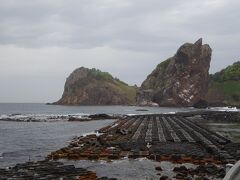 願掛岩を離れた所より見ます。（左は女岩　右は男岩）