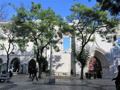 カルモ修道院前のカルモ広場
