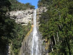 那智御滝到着！
那智の滝は高さが133m。
高さと水量が日本一の滝なんだって！

