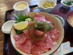 今日のランチは「味屋 じんべい」で
近海マグロ丼をいただきます。
これ激ウマです！
今回の食事で一番満足度が高い食事でした。