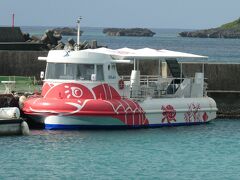 半潜水式水中観光船「シースカイ博愛」です。
水深２５ｍの海の世界を楽しまます。
２７名乗りですが今回は５名でした。