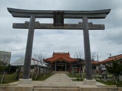 宮古神社は日本最南端の神社のひとつです。
ここで友人が御朱印をいただくために参拝しました。