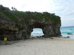 ビーチの岩のトンネルは立ち入り禁止でした。
崩れそうで近づくのは危ないです。