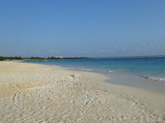 与那覇前浜ビーチへ行きました。
晴れていたので海の色がとてもきれいです。