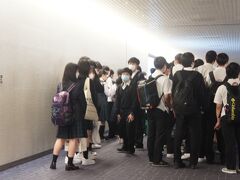 第３波も少し落ち着いてきたのか
修学旅行生の集団がいました