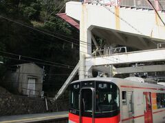 山陽須磨から普通電車に1駅乗車し、須磨浦公園駅で下車。
山陽電車のホームの上に、ロープウェイの乗り場が設けられています。