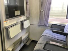 写真の窓側席1Dに若いお兄さんが座っていたのだが、なんと岐阜駅で下車。わざわざ20分だけ乗ったのかな。代わりに、別の席から3Dに座席移動してきていたお兄さんが、1Dに移動してきた。