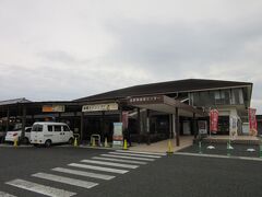 道の駅の売店で陶器類が販売していない理由が分かりました
駐車場を挟む様に品野陶磁器センターが併設されていました
此方で多くの瀬戸焼が展示販売されています

道の駅にも食堂がありますが、此方にも早朝から営業しているレストランがあります