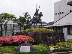 彦根城のある西口へ。駅前の広場の中心には彦根藩祖・井伊直政公の騎馬像が建っている。