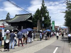 なぜか、喜多方でラーメンを食べたくなりました。
時間的にも昼だったので。
１番人気店、去年もきているけど、並んでますね。
どれくらい待ち時間あるんでしょう。
私は別の店で。