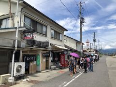 去年食べた人気２－３番の店へ。
知り合いが、ここの店関係者とワールドカップを見た仲とのこと。
コロナ関係なしで並んでいる人多かったですね。