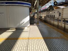 新大阪を土曜に出発したが経済が心配になるほど人がいない。