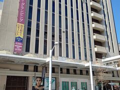 こちらは広島の百貨店、福屋本店だ。大東亜戦争開戦前からある老舗百貨店で、原爆を被災したときには現在の場所からやや離れた場所にあった。小さい頃は祖父に「街に行くで！」と言われ中心部まで出るとたいていこの福屋でかいものをしていた。大正時代に生まれ中心部付近で育った祖父にとっても福屋といえばやはり特別なもので、小さい頃には祖父に連れられ福屋のレストランでご飯を食べて屋上の遊具施設で遊ぶのが楽しみで仕方なかった。