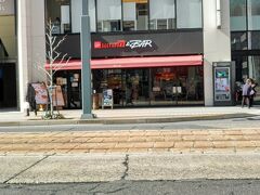 ランチは友人とと待ち合わせしたSalvatore Cuomo、広電白島線に面した八丁堀に位置する