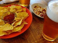 もう一軒立ち寄って飲み直し。こちらはゴールデンガーデン。広島の繁華街、八丁堀のお好み焼き、へんくつやのすぐ横にあるお店。ここの見どころはなんと言ってもビールだろう。ビールの味はヨーロッパのビールを彷彿させるクラフトビールだった。スナックと一緒に飲んだが、かなり美味しかった。