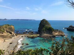 弓ヶ浜から車で移動したのは田牛の海岸で、ここは駐車料金500円が必要な場所だ。

田牛の読み方は“たうし”ではなく“とうじ”。
田牛には15年前に一度来たことがあるのだが、その日は雨模様で景色を全然楽しめなかった。
だから、今回は15年前のリベンジ田牛となる。

田牛の海岸線は、ここもまた南伊豆の海のベストスポットで、小高い丘の上に登れば、こんなに美しい海を眺めることができる。