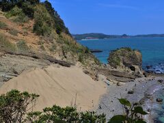 田牛の砂丘はサンド・スキー（実際は砂橇）遊びの場としても知られていて、土曜日だったこの日は子供たちが橇を持ちより、楽しく遊んでいた。

娘があと15歳若くて幼稚園くらいならば、私も娘と一緒に遊べるのだが、さすがに二十歳を超えた娘は「一緒に遊ぼう♪」とは言ってはくれないので、サンドスキーは指をくわえてみているだけ。
