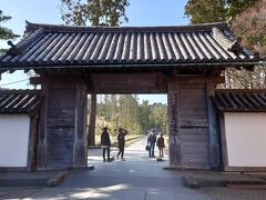 お店を出て、瑞巌寺の門へ。この門には、臨済寺、妙心寺、瑞巌寺専門道場と書かれてます。