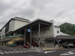 岡山駅から約１時間。
備中高梁駅へ到着。
高梁市は備中松山城の城下町として発展しました。
幕末には老中板倉勝静が「最後の将軍」徳川慶喜を支えました。

備中松山城は最近は雲海で有名ですが、今回は吹屋が目的なのでお城はスルー。