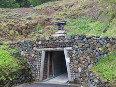 広兼邸から吹屋へ戻る帰り道に寄った吉岡銅山 笹畝坑道。
江戸時代からの６大銅山の１つです。
ここで銅の産出と銅から作られたベンガラの製造販売で吹屋はとても栄えたのです。

内部は鍾乳洞のようです。